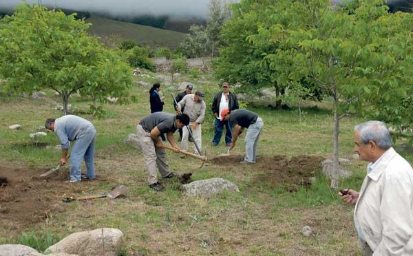 INVESTIGACION. El fiscal Botto (derecha) observa las excavaciones. LA GACETA / OSVALDO RIPOLL