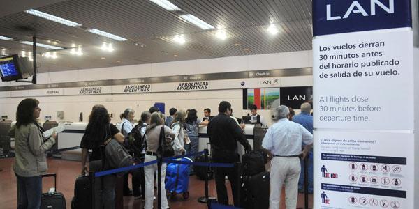 EN ESPERA. Los pasajeros de LAN aguardan que les informen cómo se reprogramará el vuelo matutino. ARCHIVO LA GACETA/JUAN PABLO SANCHEZ NOLI