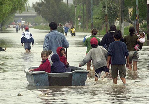 MAL PRONOSTICO. Las lluvias continuarán castigando al Litoral en las próximas horas. IMAGEN TOMADA DE URGENTE24.COM