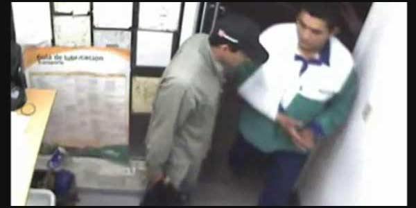 PRUEBA. Uno de los asaltantes (izquierda) amenaza a uno de los playeros. IMAGEN DE VIDEO