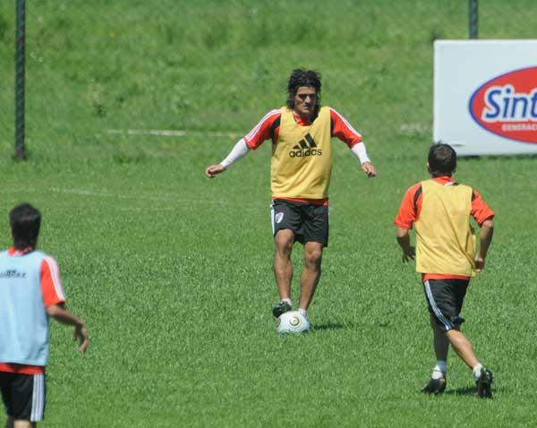 LA PELOTA ES SU AMIGA. Ortega se entrena con el plantel de River, pero por ahora no jugará. El jujeño no se queja. Respeta mucho a Leo Astrada.