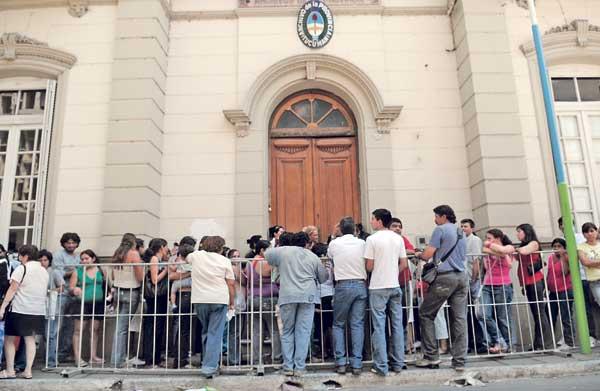 ARCHIVO HISTORICO. Frente al Registro Civil también entregaron partidas. LA GACETA / JUAN PABLO SANCHEZ NOLI