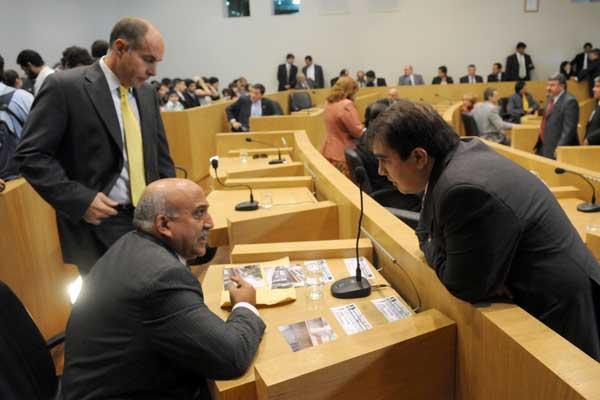 EN EL RECINTO. Costanzo (habla con Morof) y Viña critican al intendente. LA GACETA / JUAN PABLO SANCHEZ NOLI