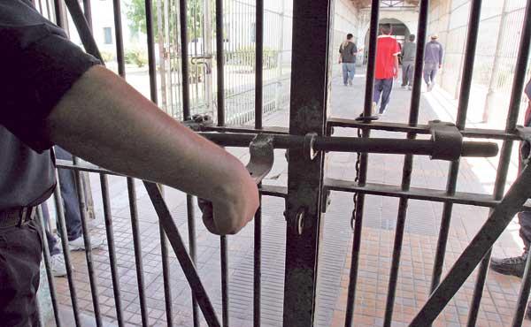 BAJO LA LUPA. Un estudio ordenado por dos jueces determinó que una gran cantidad de reos consume drogas. LA GACETA / JOSE NUNO