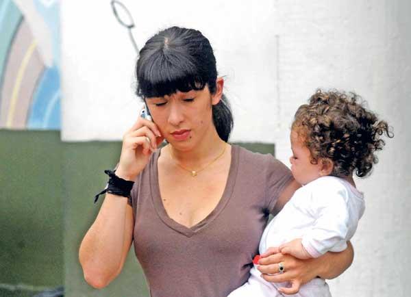 PREOCUPACION. Fernanda, la hija de Cáceres, sale del hospital Carrillo. TELAM