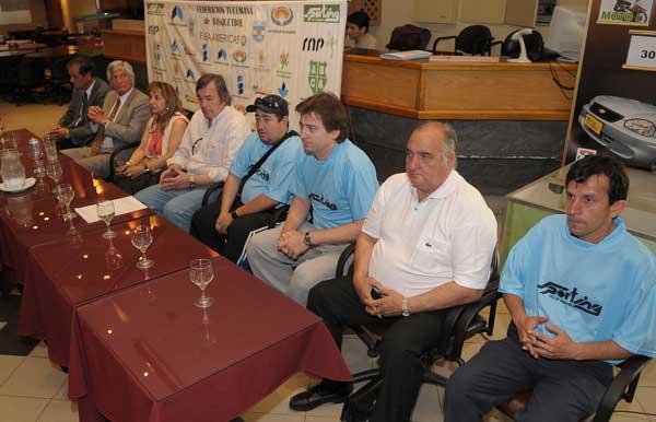 ANUNCIOS. Dirigentes y técnicos, durante el acto en el Bingo del Tucumán.