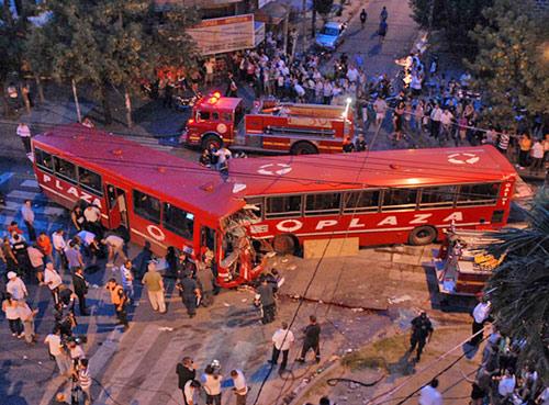 En Buenos Aires chocaron dos ómnibus y uno se incendió