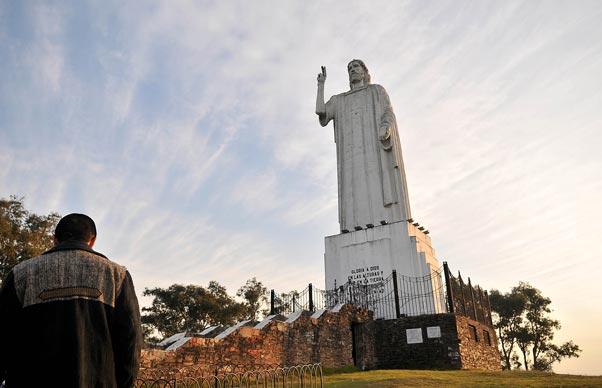 EXPLICACIONES. La historia del Cristo y de su autor es contada por guías. LA GACETA / ANALIA JARAMILLO