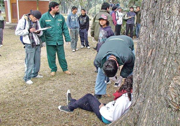EN EL PARQUE. Una jovencita alcoholizada dormía ayer contra un árbol. LA GACETA / JOSE INESTA
