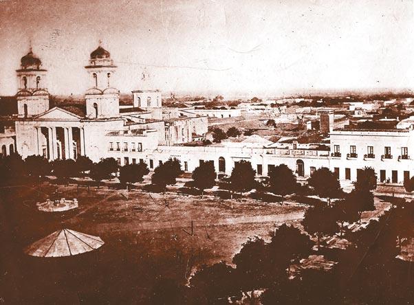 LA CATEDRAL. Esta fotografía de fines de la década de 1860, muestra el templo frente a una plaza distinta y rodeado por edificios desaparecidos ya en su totalidad.