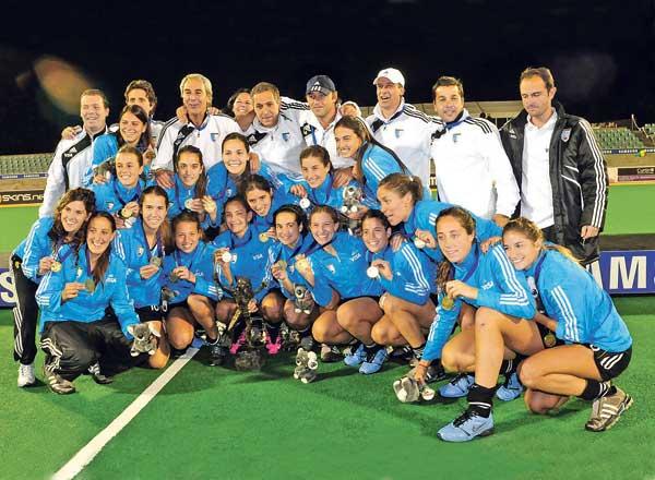 LA FELICIDAD PARECE NO TENER FIN. Las Leonas muestran con orgullo las medallas que conquistaron en Sydney. VILLARPRESS