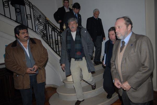 ROSTROS SERIOS. Buzzi y Llambías, acompañados por otros productores, se retiran de la reunión en el Episcopado. DYN