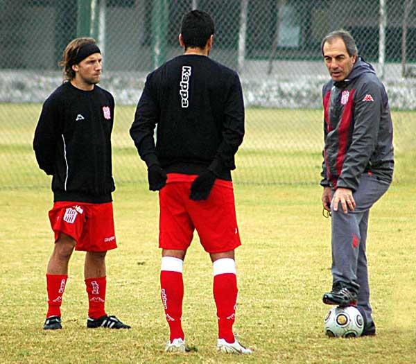 PARO LA PELOTA. Facundo Oreja, con vincha, escucha atentamente las indicaciones del técnico Ferraro. ROLANDO DIAZ / ESPECIAL PARA LA GACETA
