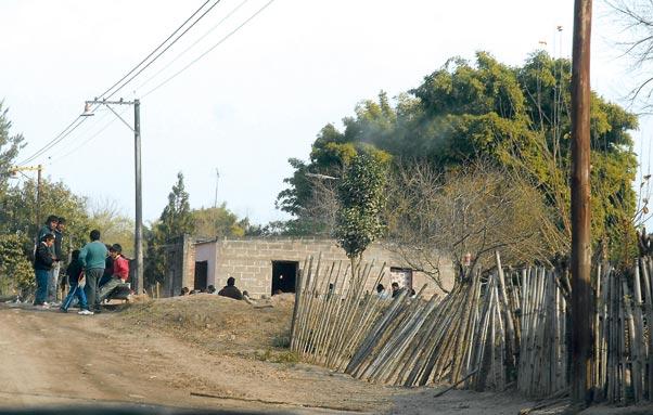 EL LUGAR DE LA TRAGEDIA. Los vecinos frente a la casa de Donato Alvarez, donde la criatura de 11 meses murió, el lunes de la semana pasada. LA GACETA / OSVALDO RIPOLL