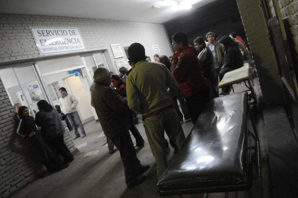POR EL PARTE MEDICO. Familiares de las víctimas aguardan en el Centro de Salud. LA GACETA/HECTOR PERALTA