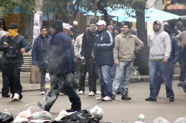 DURA PROTESTA. Los empleados municipales de la capital rechazaron los recortes de horas extras. NA