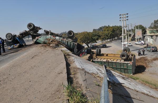 ESPECTACULAR. El vehículo quedó tendido sobre la carretera. LA GACETA/JORGE OLMOS SGROSSO