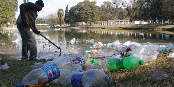 BOTELLAS Y BOLSAS. Cuando los amigos se retiraron, afloró la basura. LA GACETA/JOSE INESTA