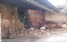 UN AGUJERO. Una de las paredes derrumbadas lindaba con una guardería de autos. GENTILEZA BOMBEROS DE LA POLICIA