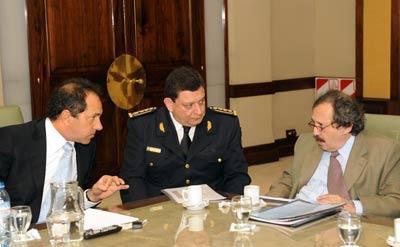 AUDIENCIA. Daniel Scioli, el jefe policial Juan Carlos Paggi y Alfonsín. DYN
