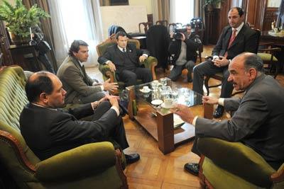 JUNTOS. Eudoro Aráoz, Sergio Faiad y Jorge Cheín (izquierda) fueron recibidos por Edmundo Jiménez y Marcelo Caponio, ministro y secretario de Gobierno. LA GACETA / JUAN PABLO SANCHEZ NOLI