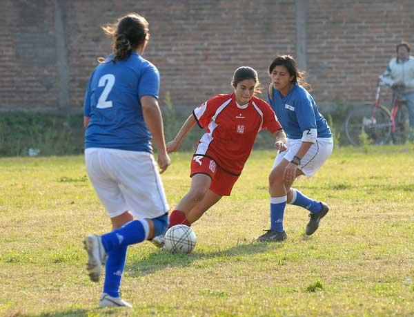 ENSEÑA EL CAMINO. Noelia Gramajo hizo un gol. San Martín no afloja.
