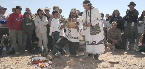 OFRENDAS. Platos de comida, vino, hojas de coca y otros elementos son ofrecidos a la Madre Tierra para que las cosechas sean abundantes. INES QUINTEROS ORIO