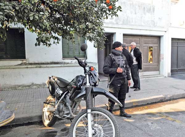 OPERATIVO. Los policías custodian una pensión en el pasaje Bordabehere. LA GACETA / ENRIQUE GALINDEZ