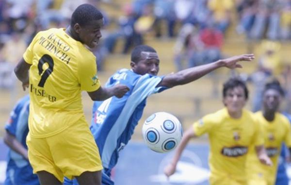 GOLEADOR. Narciso (con el número nueve) milita en Barcelona de Ecuador. FOTO TOMADA DE ELUNIVERSO.COM