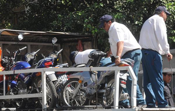 OPERATIVOS. Autorizarán el secuestro de las motos de los conductores que no usen casco. ARCHIVO LA GACETA