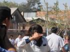DESESPERACION. Una de las hermanas del niño llega a la casa.