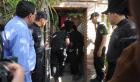 A LA MORGUE. Los policías retiran en una camilla el cuerpo del homicida.