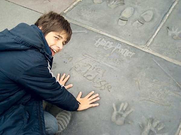 EN HOLLYWOOD. Un tucumano visitó Los Angeles (EE.UU.) y posó junto a las huellas de Daniel Radcliffe, actor de 