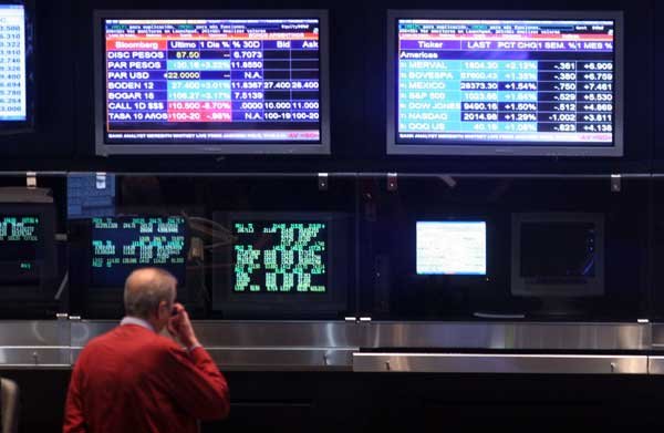 TENDENCIA BAJISTA. Según Cejuela, si la crisis institucional se prolonga de más, los títulos pueden seguir cayendo. DYN