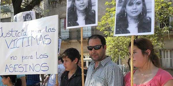 DOLIDO RECLAMO. Hace una semana, Claudio Roselló (de anteojos oscuros) encabezó una marcha. LA GACETA / JOSE NUNO