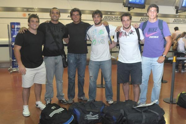 CON LA GACETA. Proto, Cáceres, Agustín Guzmán, Macome, Bettoli y Santiago Guzmán, antes de viajar. LA GACETA / ANTONIO FERRONI