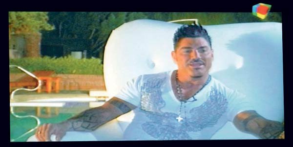 EN UN SILLON. El millonario transmitió sentado, desde su casa.