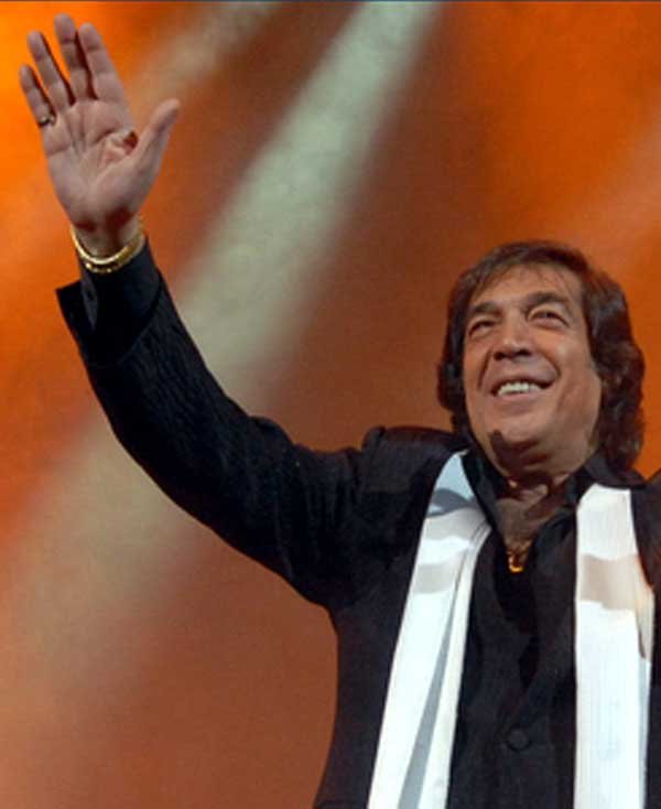PIROPOS Y CHANZAS. El cantante dedicó su show a la diva de los teléfonos.