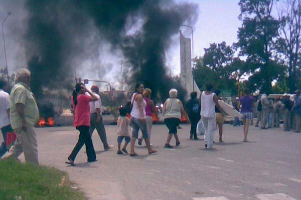 EN MEDIO DE LA HUMAREDA. Los pasajeros debieron bajarse de los colectivos al llegar al frente de la protesta. GENTILEZA RUBEN REINOSO