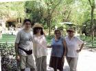 LA FAMILIA ROBERTO. Osvaldo, Isabel, Marta y Ema estuvieron en la gruta de la Virgen de Fátima, en Alta Gracia, Córdoba, donde pasaron una agradable tarde.