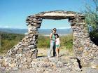 LOS VALLES CATAMARQUEÑOS. Carolina y su hija Pilar recorrieron el mirador del dique El Jumeal. 