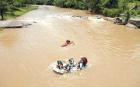 ADRENALINA EN EL AGUA. Remando sobre el rÍo, los pasajeros esperan ansiosos el momento de volcar el bote. LA GACETA / FRANCO VERA
