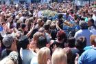 MULTITUD. Miles de fans despidieron a Sandro. NA