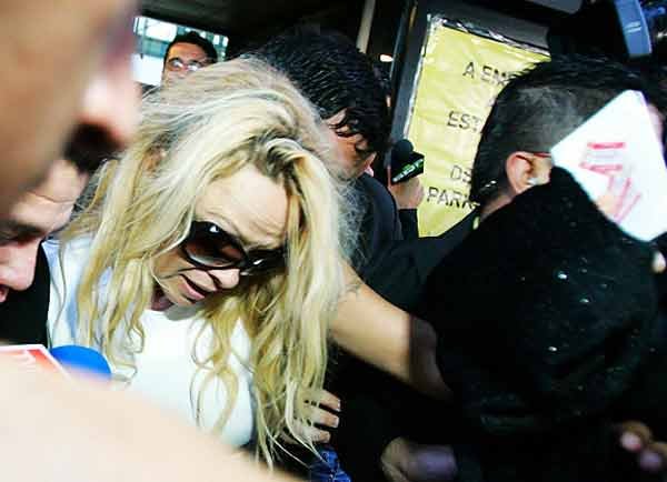 DESALIÑADA Y ENOJADA. La modelo se enfadó con el asedio de la prensa. GENTILEZA EL MERCURIO