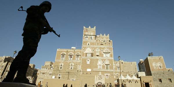 INESTABILIDAD. Guardias yemeníes reforzaron la vigilancia en sectores neurálgicos de la capital del país, Saná. REUTERS