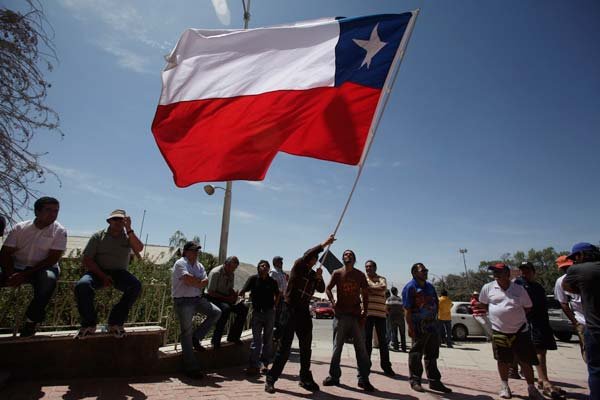 PRESION. Trabajadores realizan manifestaciones en la entrada del complejo. REUTERS