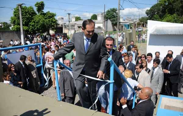 ACTO. El gobernador inauguró en Las Talitas una planta de agua potable. SECRETARIA DE PRENSA Y DIFUSION