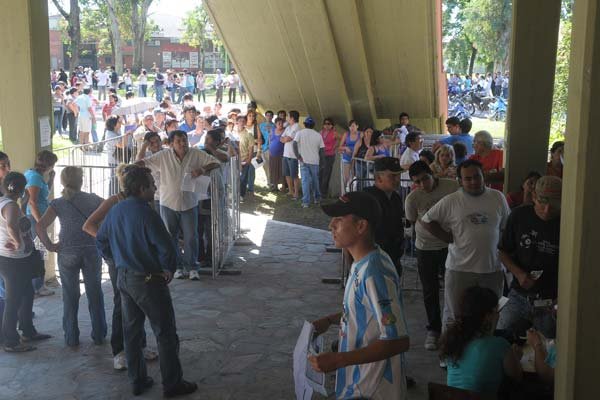 A SOL Y SOMBRA. Cientos de tucumanos de distintos municipios del Gran San Miguel formaron cola desde primera hora para recibir su tarjeta. LA GACETA/ANTONIO FERRONI