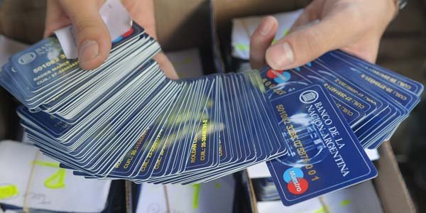 DINERO PLASTICO. Personal del Banco de la Nación entregó las tarjetas de débito, cada una con su clave. LA GACETA/ANTONIO FERRONI