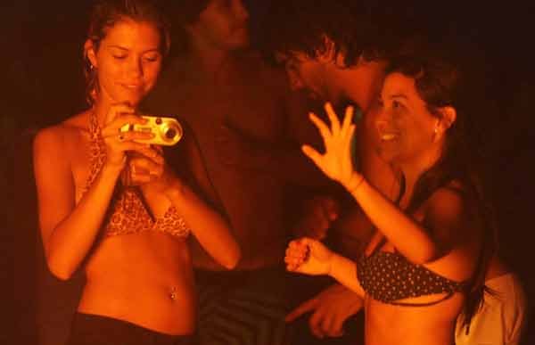 A LA LUZ D ELA LUNA. Una tendencia de la movida de este año son las fogatas nocturnas en playas y balnearios. TELAM